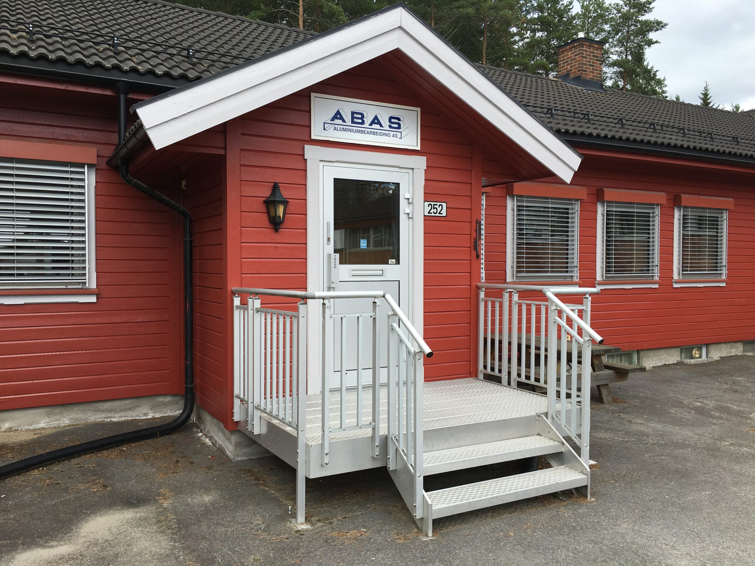 inngangsparti til Abas sine lokaler